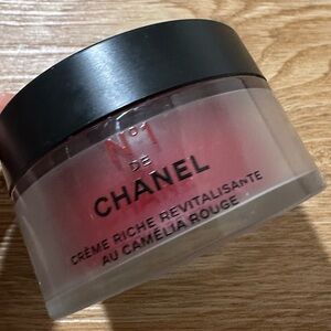 CHANEL No.1 Cream with Black Lid